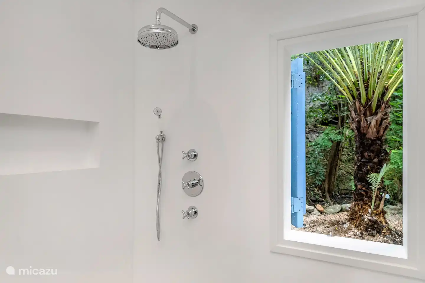 Zelfs tijdens het douchen kun je van het uitzicht blijven genieten!