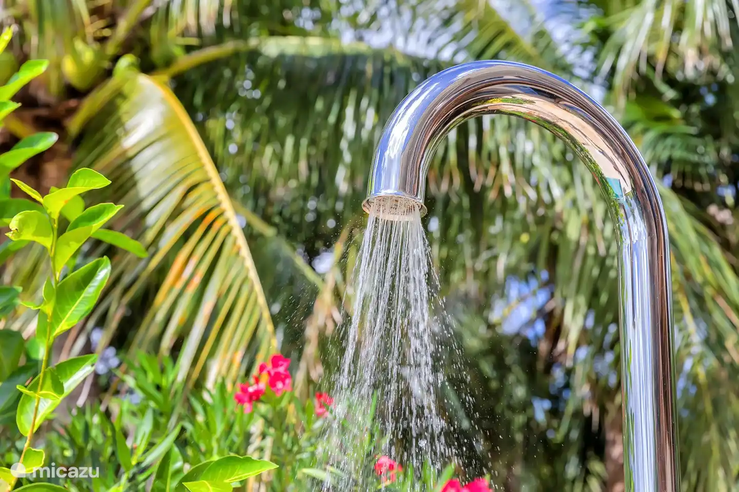 Even gezwommen, gedoken of gesnorkeld? Spoel je lekker af onder de buitendouche.