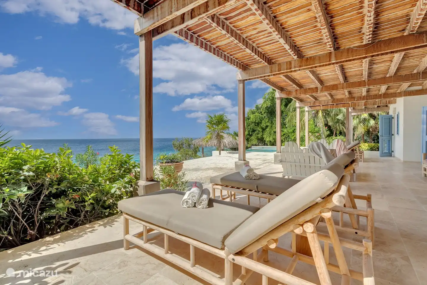 Lees een goed boek op het terras op de begane grond.