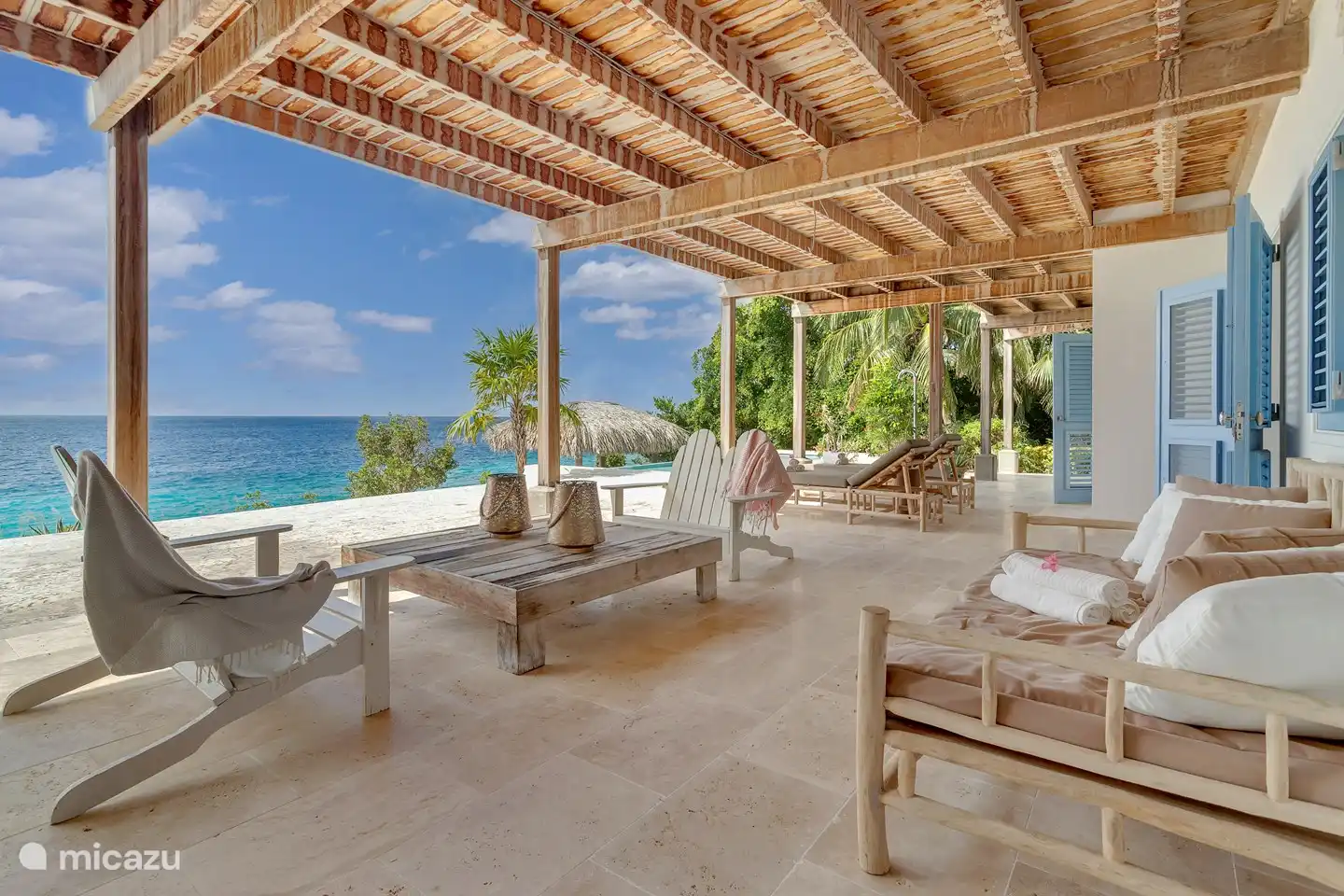 Het terras op de benedenverdieping.