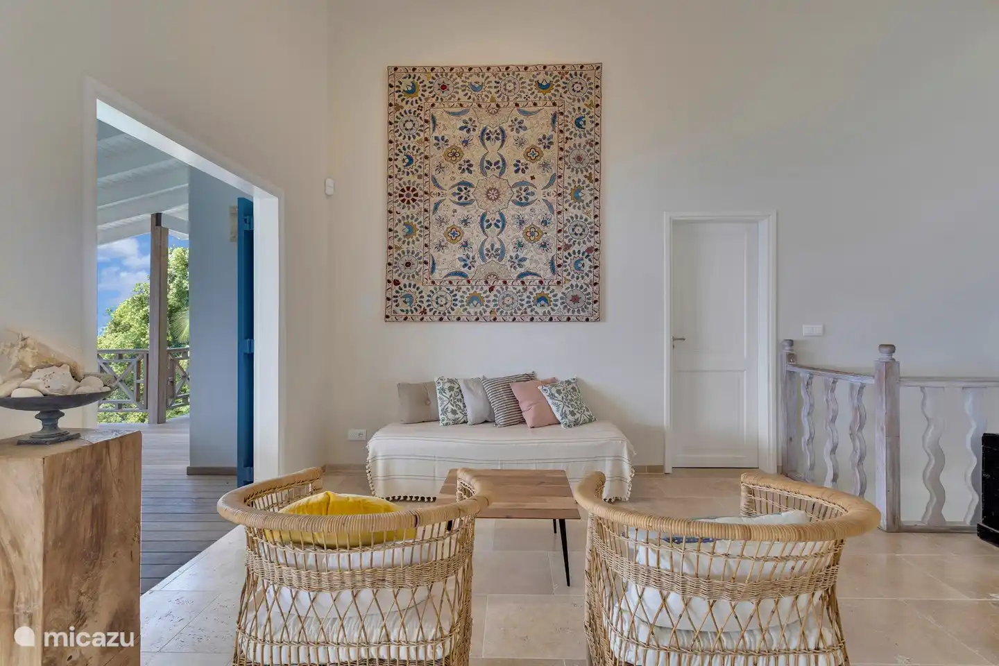 In de lichte en ruime woonkamer voel je je direct helemaal thuis.