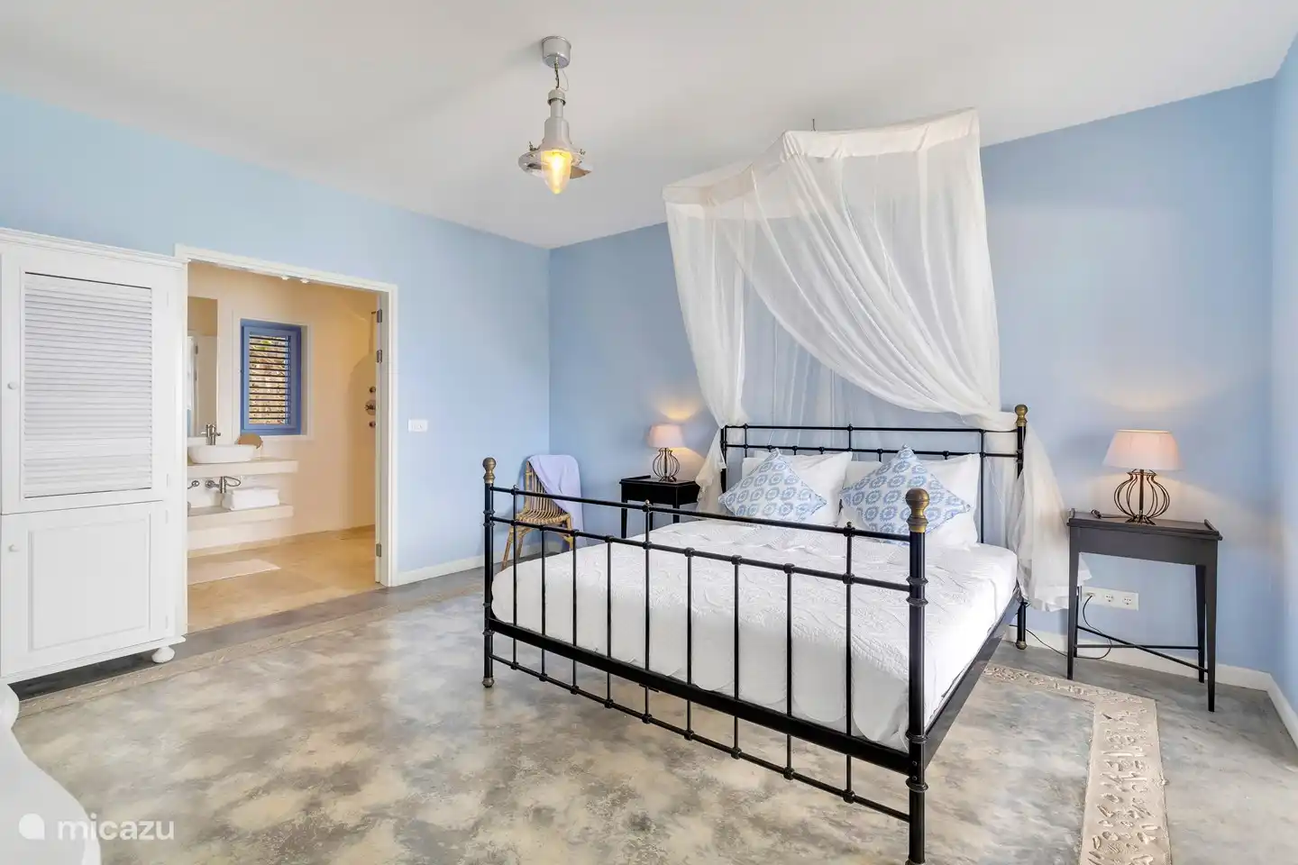 Deze lichte en ruime slaapkamers zijn altijd uitgerust met airconditioning en een aangrenzende privé badkamer.