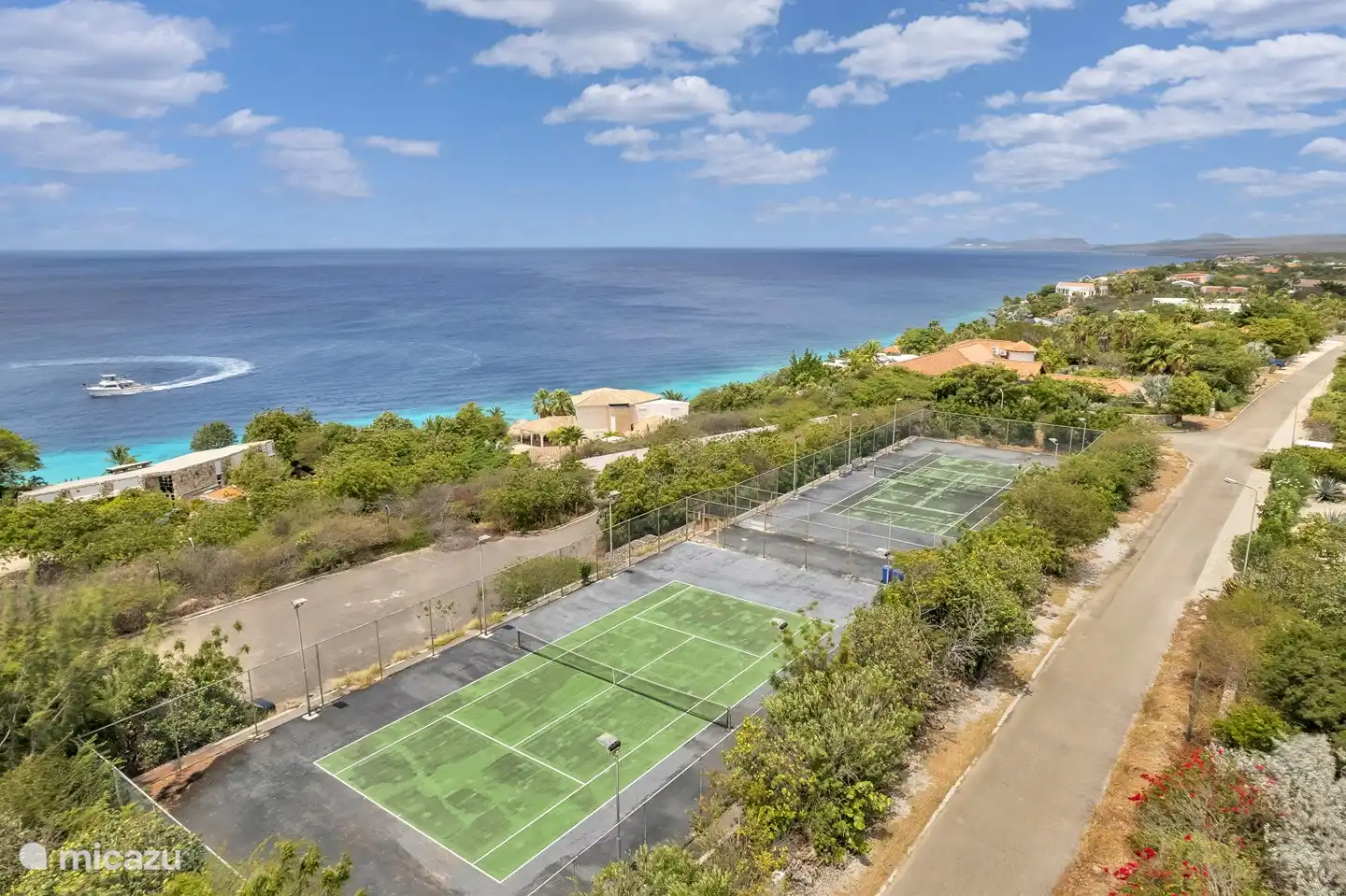 Tennisbanen op loopafstand, gratis te bespelen.