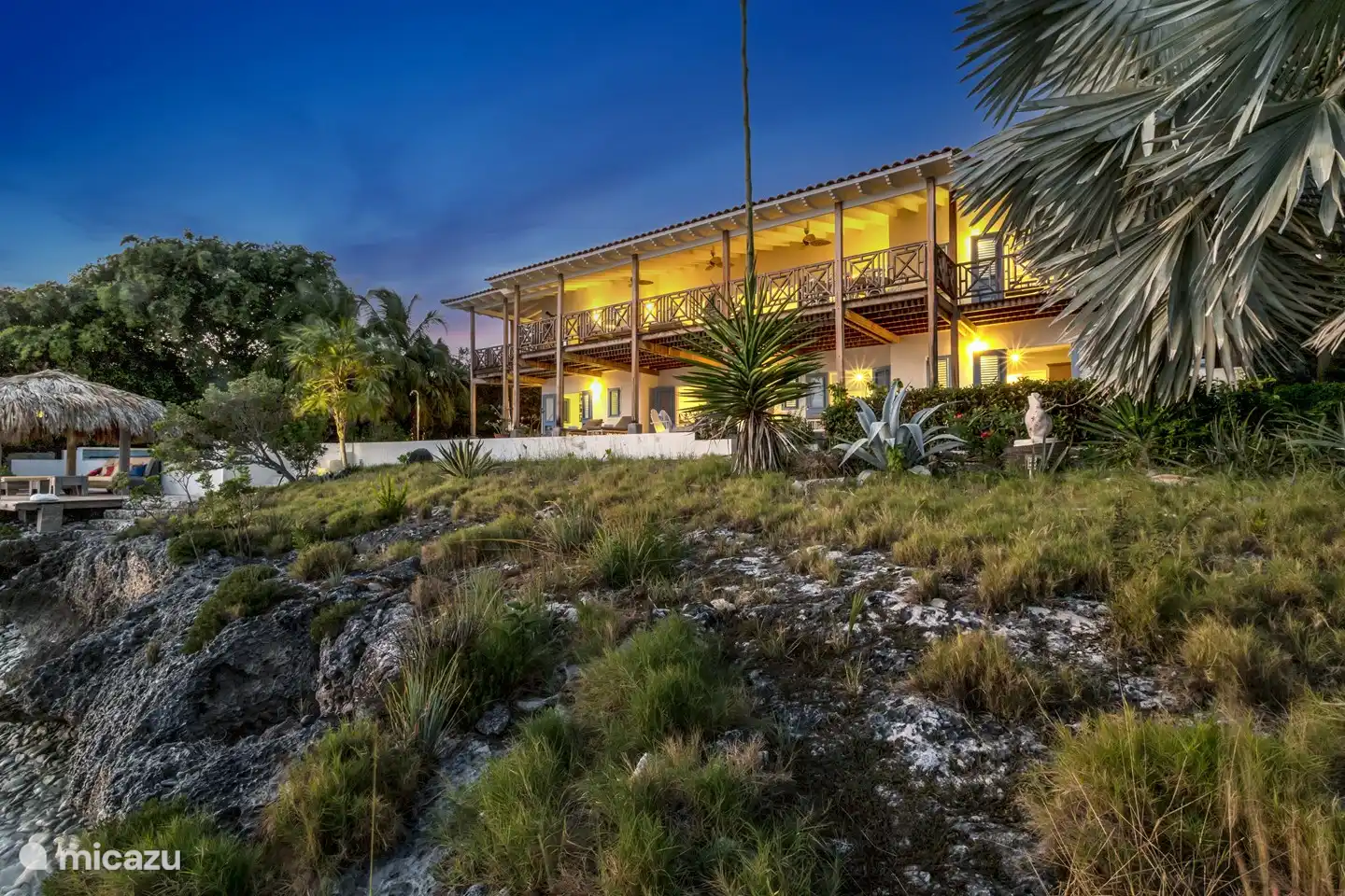 De prachtige villa vanaf de zeekant