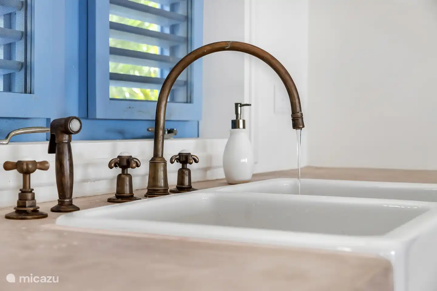 Prachtige moderne keuken van alle gemakken voorzien