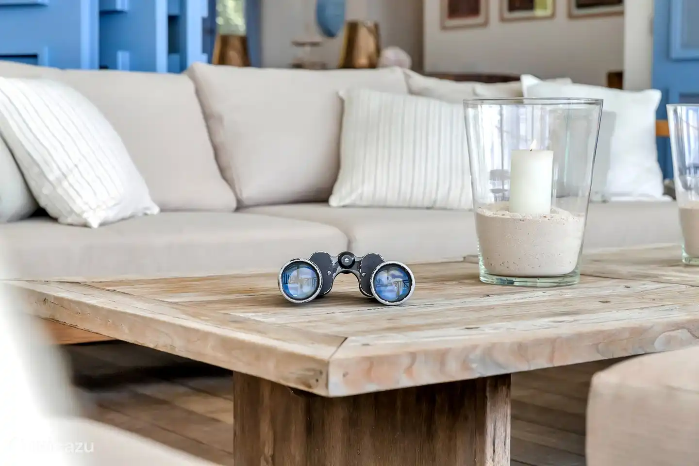 Kijk op het terras naar de voorbijkomende schepen