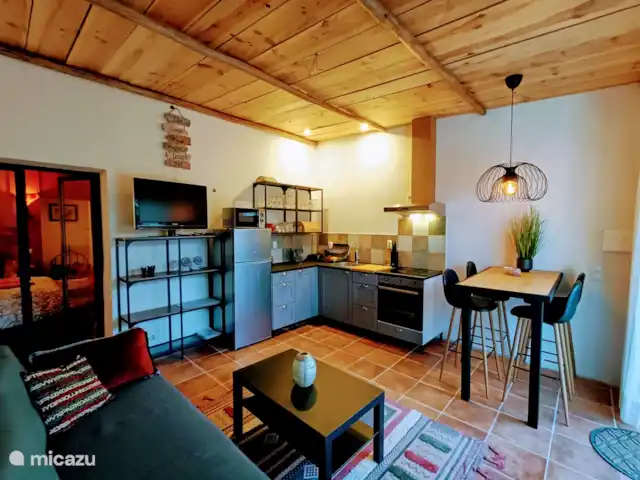 appartement huren in Portugal, Algarve, S.B. de Messines – Casa Vermelho bij Casa Grande Vale Een knusse woonkamer met een moderne keuken, voorzien van alle comfort met ensuite de slaapkamer en badkamer.