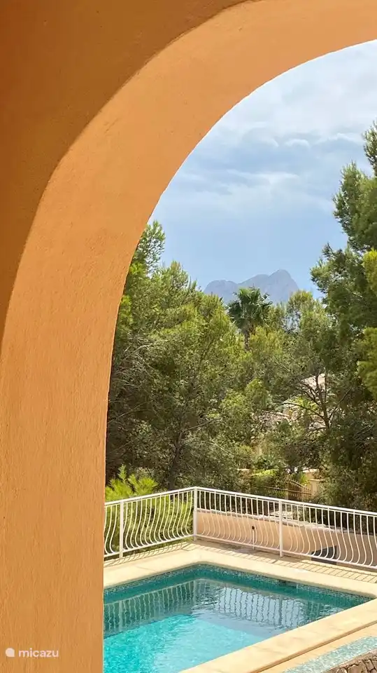 Sehen Sie sich das Hauptschlafzimmer von Ifach an