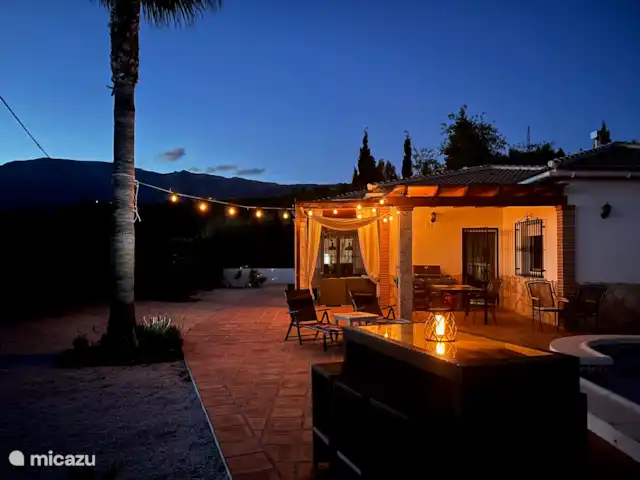 Villa Las Palmeras avec grande piscine | Espagne, Andalousie, Canillas De Albaida - villa À la tombée de la nuit