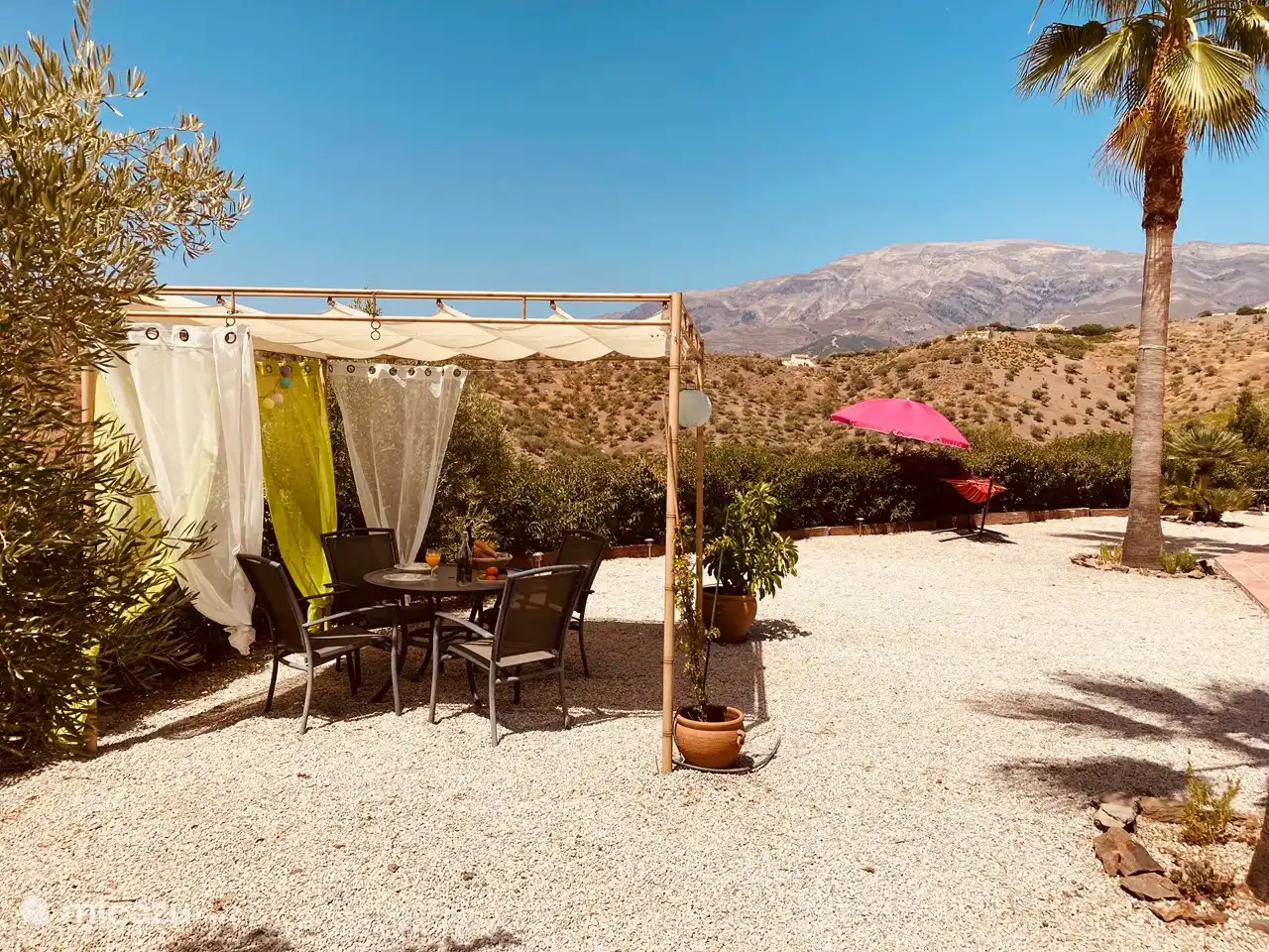 Fine pergola; some curtains that flutter in the wind, the top can be closed to get some more shade.
