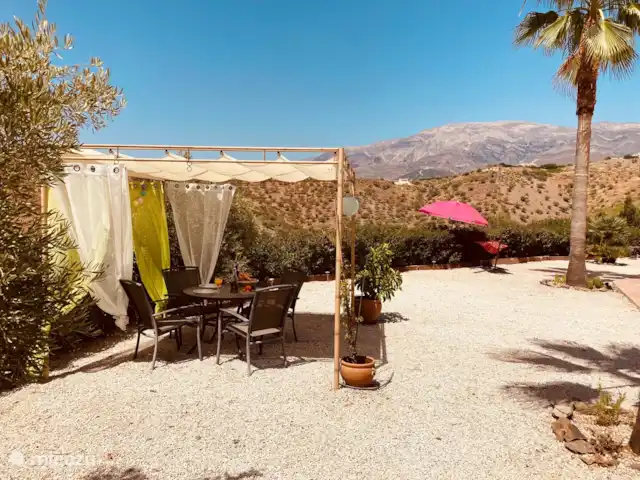 Villa Las Palmeras avec grande piscine | Espagne, Andalousie, Canillas De Albaida - villa Belle pergola; quelques rideaux qui flottent au vent, vous pouvez fermer le haut pour avoir un peu plus d'ombre.