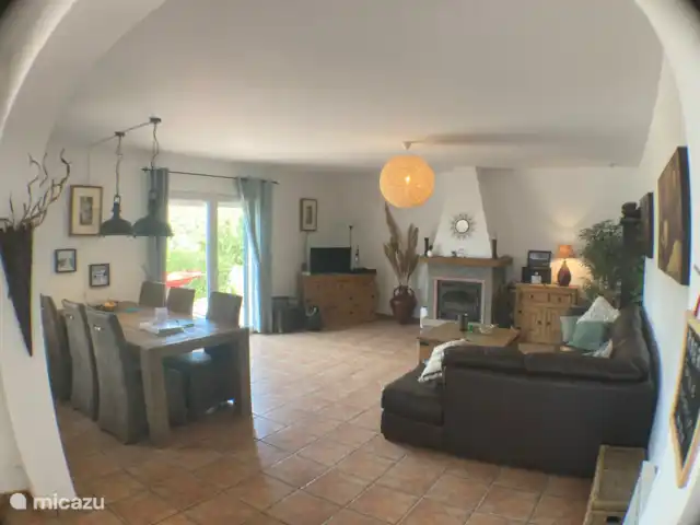 Villa Las Palmeras avec grande piscine | Espagne, Andalousie, Canillas De Albaida - villa Le salon est spacieux et lumineux. Le canapé d'angle en cuir souple est confortable.