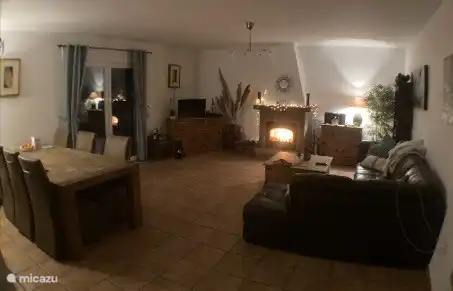 Well, you won't be inside much in the summer. Still an impression of how atmospheric an evening can look like, for example with the cozy fireplace