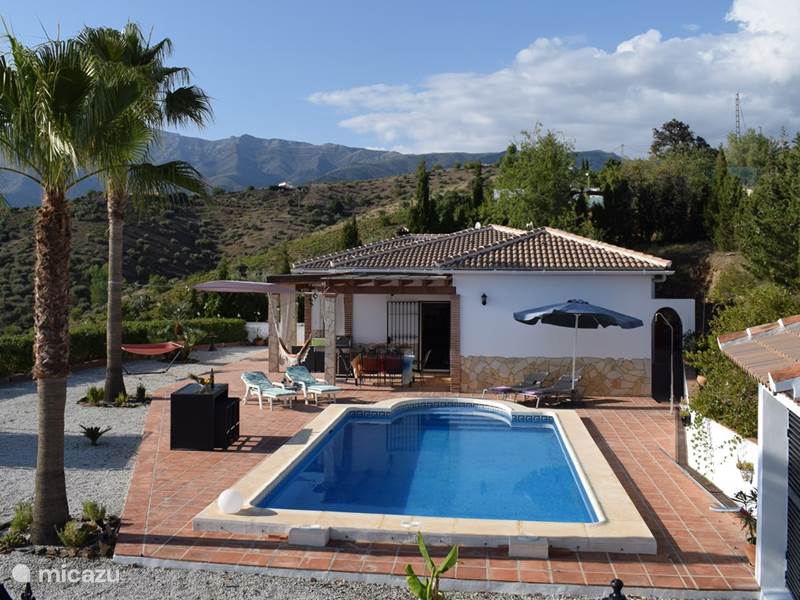 Vakantiehuis Spanje, Andalusië, Canillas De Albaida Villa Villa Las Palmeras met groot zwembad