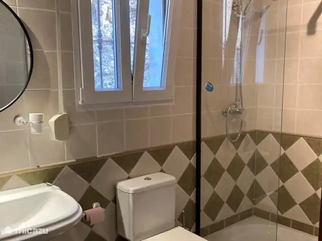 Villa Las Palmeras avec grande piscine | Espagne, Andalousie, Canillas De Albaida - villa Bien sûr, une salle de bain attenante à la chambre principale avec lavabo, toilettes et douche à effet pluie.