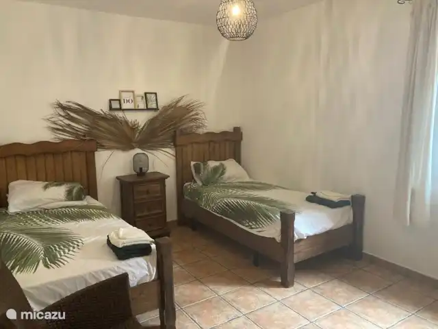 Villa Las Palmeras avec grande piscine | Espagne, Andalousie, Canillas De Albaida - villa La chambre 2 est la plus petite chambre, mais toujours spacieuse avec près de 20 m2. Les lits peuvent facilement être convertis en lit double si vous le souhaitez. Bien sûr aussi ici 2 armoires encastrées.
