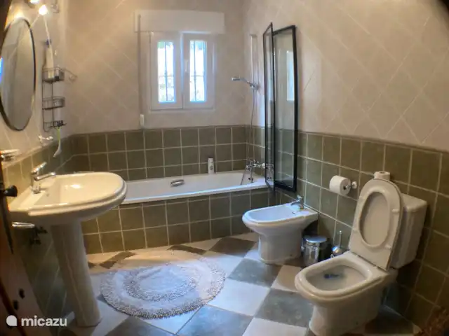 Villa Las Palmeras avec grande piscine | Espagne, Andalousie, Canillas De Albaida - villa Il y a aussi une salle de bain centrale; WC, bidet, baignoire et lavabo.
La salle de bain est située entre les chambres 2 et 3