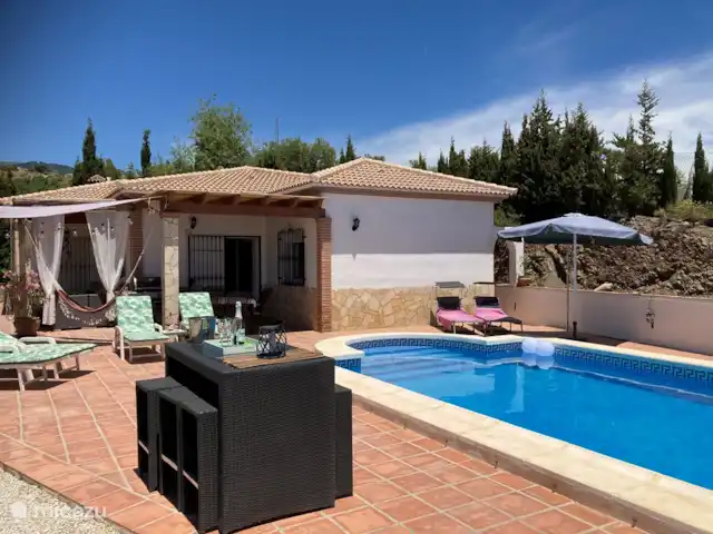 Villa Las Palmeras avec grande piscine | Espagne, Andalousie, Canillas De Albaida - villa A la piscine sont 6 transats pour profiter du soleil.