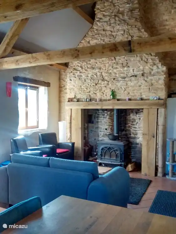 De oude schouw met Jotul houtkachel voor een knusse avond in het voorjaar, herfst of winter.