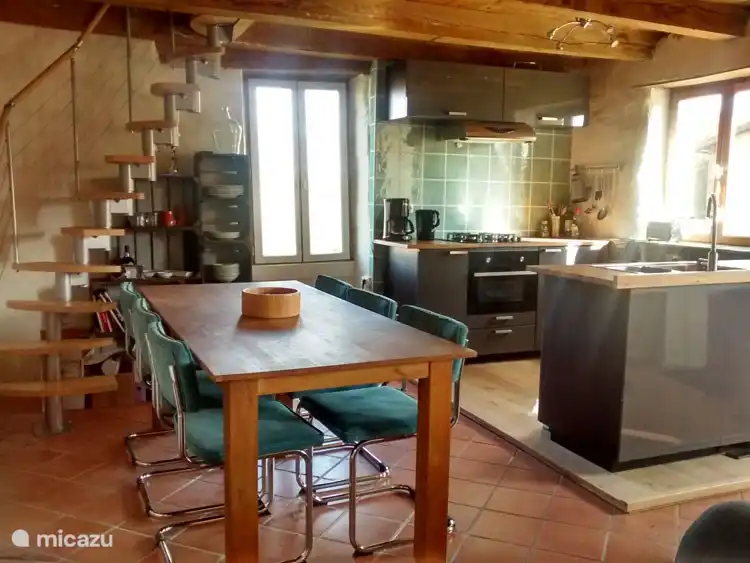 De open keuken is licht, ruim en is van alle gemakken voorzien. De trap leidt naar de vide waar een 3 persoons bank staat en de televisie.