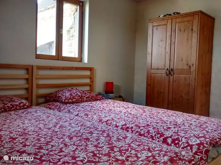 Het huis heeft twee slaapkamers. De ene kamer met twee éénpersoonsbedden (90 x 200) en de andere met een tweepersoonsbed (160 x 200)