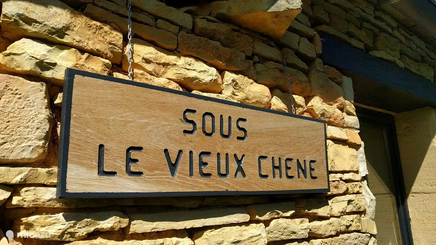 In de tuin staat de oude eik waarnaar het huis is vernoemd.