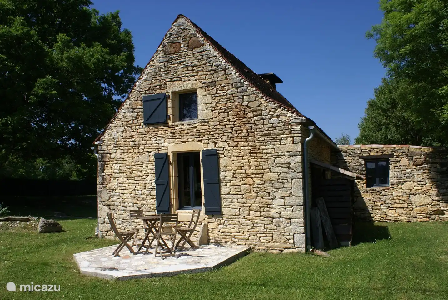 Het huis ligt op een heuvel en heeft een prachtig uitzicht.