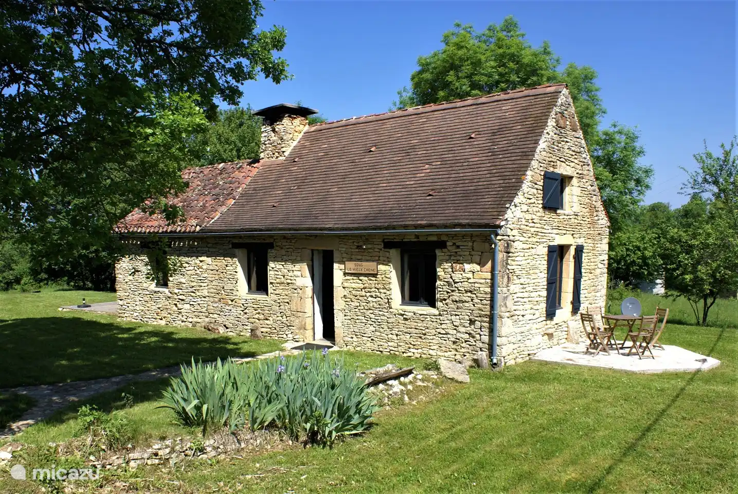 De woonkamer/keuken, bijkeuken, badkamer en de slaapkamers bevinden zich alle op de begane grond.