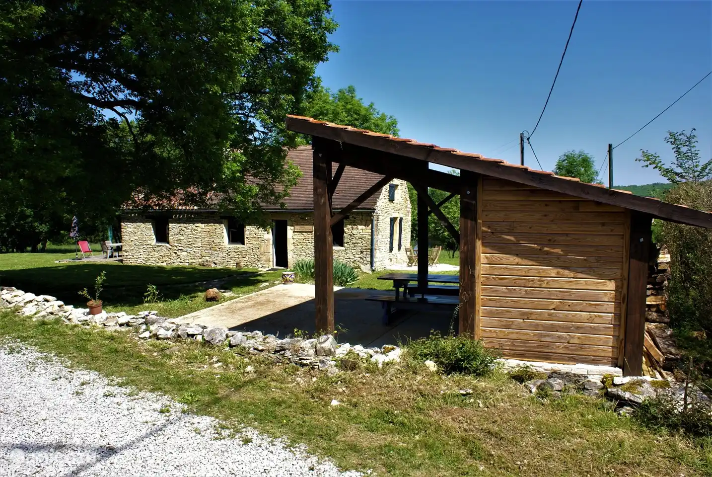 In de veldschuur kunnen meegebrachte fietsen veilig worden gestald. Rondom deze schuur is een stuk afgezet zodat uw hond lekker buiten kan zijn zonder dat u op hem/haar hoeft te letten.