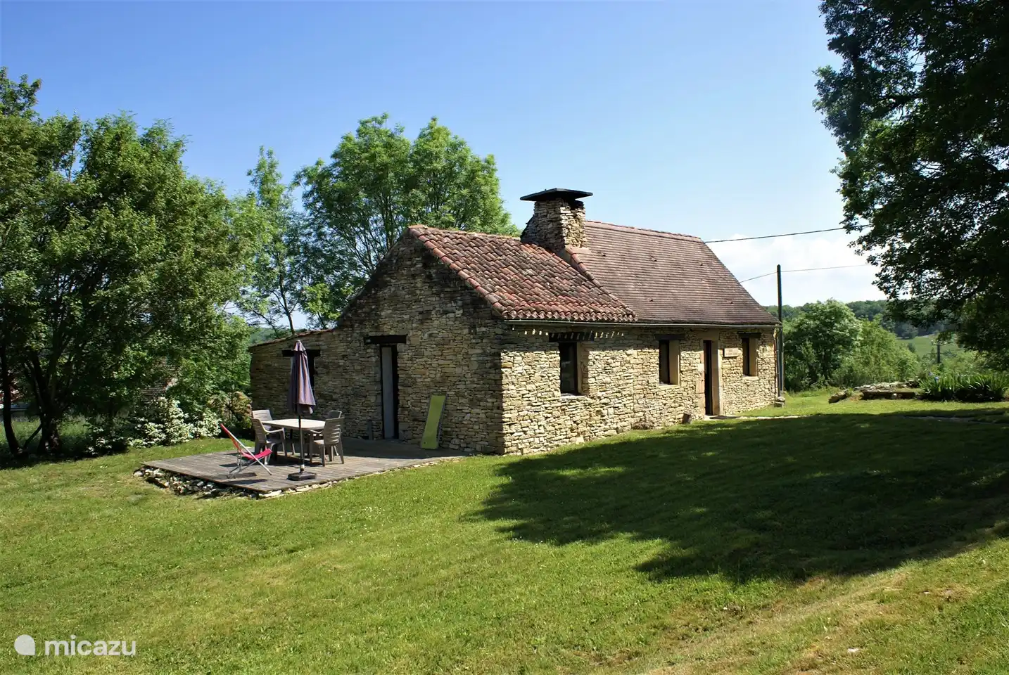 Het huis staat op een eigen terrein van zo'n 800m2 en is omringd door velden en bos.
