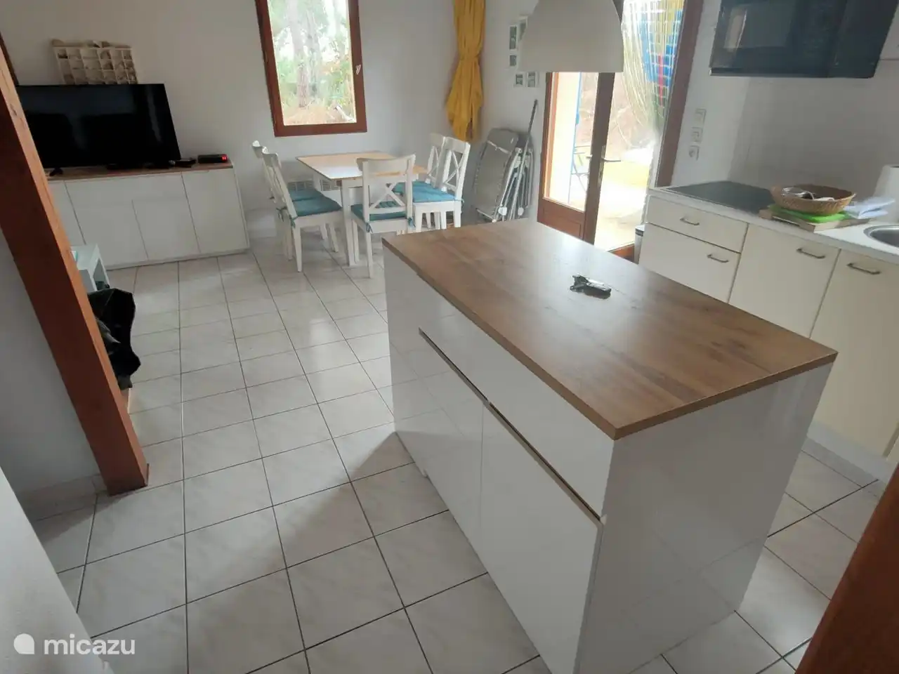 Küchenzeile und Esstisch