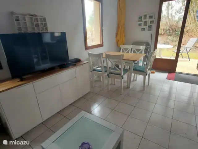 Wandelen, Frankrijk, Landes, Saint-Julien-en-Born, bungalow Village Océlandes  TV Meubel en eettafel