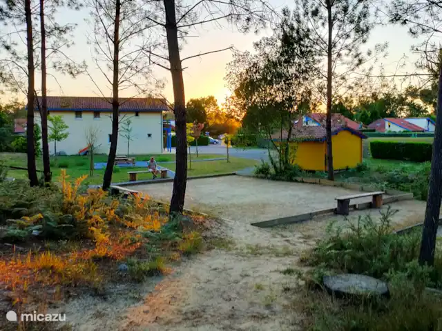 Wandelen, Frankrijk, Landes, Saint-Julien-en-Born, bungalow Village Océlandes  jeu de boules baan met picnic area