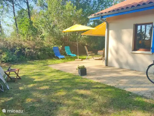 Wandelen, Frankrijk, Landes, Saint-Julien-en-Born, bungalow Village Océlandes  Zijkant huis