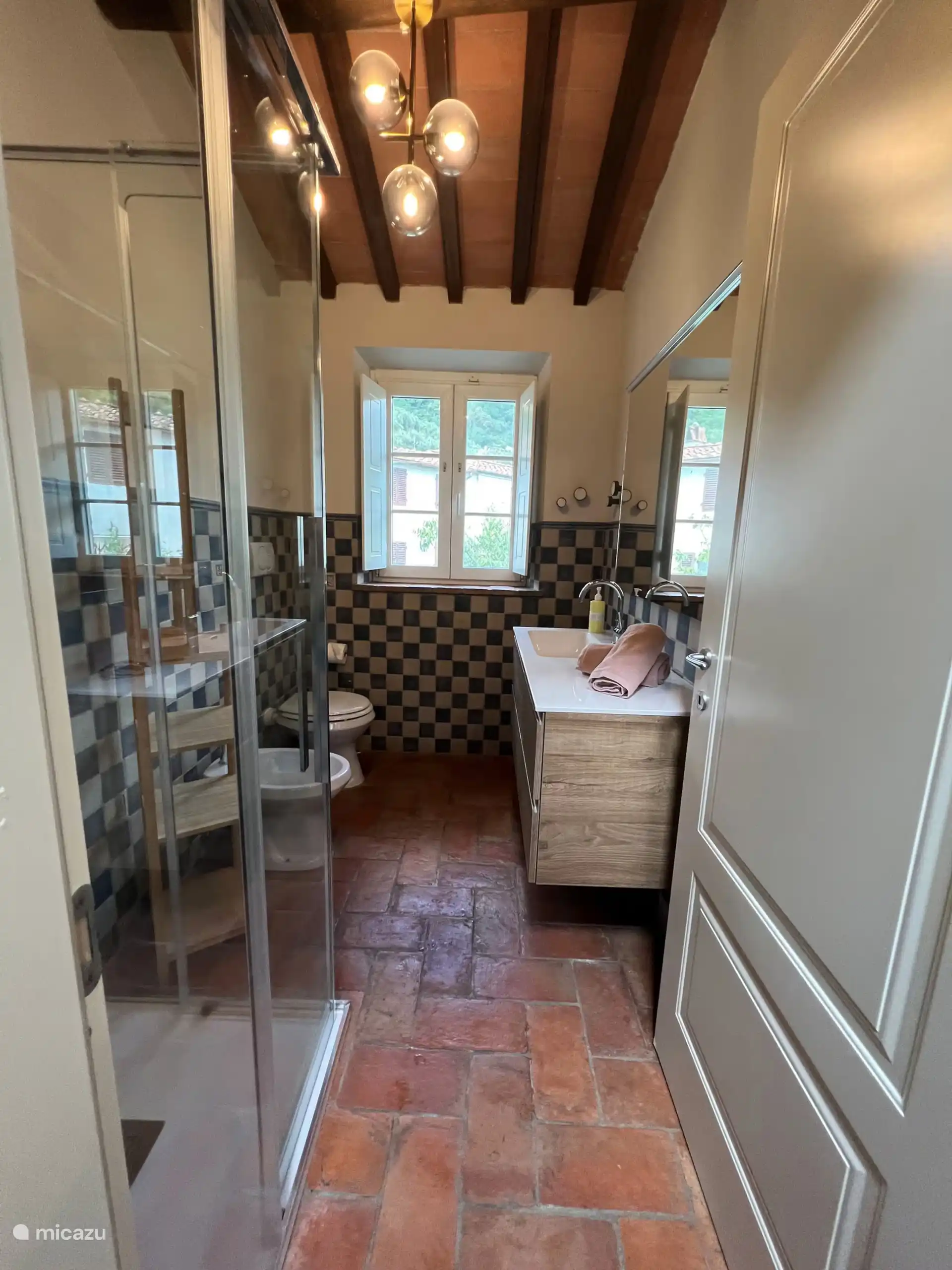 Badezimmer im ersten Stock