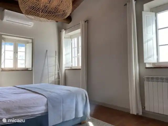 Maison Charlotte | Italie, Toscane, Lucca - gîte / cottage La chambre avec beaucoup de lumière du jour au premier étage.