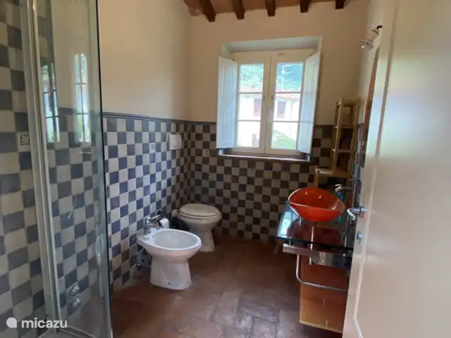 Maison Charlotte | Italie, Toscane, Lucca - gîte / cottage La salle de bain au premier étage