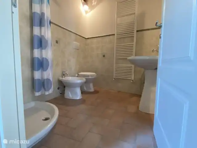 Maison Charlotte | Italie, Toscane, Lucca - gîte / cottage La salle de bain au rez-de-chaussée