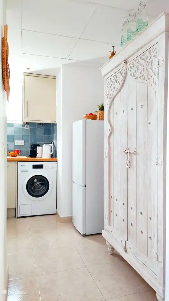 Grote koel-vriescombinatie en veel kastruimte. Keukenlinnen is inbegrepen.