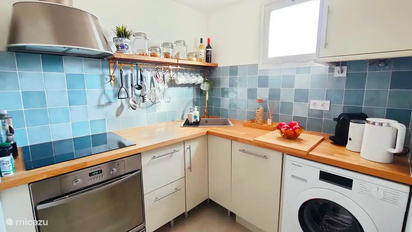 Complete half open keuken, met airfryer, Nespresso, melkopschuimer, heteluchtoven, 4-zones inductiekookplaat en nieuwe Miele wasmachine. Wij zorgen voor 5 liter drinkwater, thee, koffie, melk en vers fruit bij aankomst.