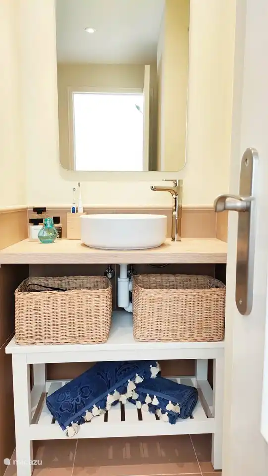 Badkamer en-suite van master bedroom, voorzien van föhn en handdoeken.