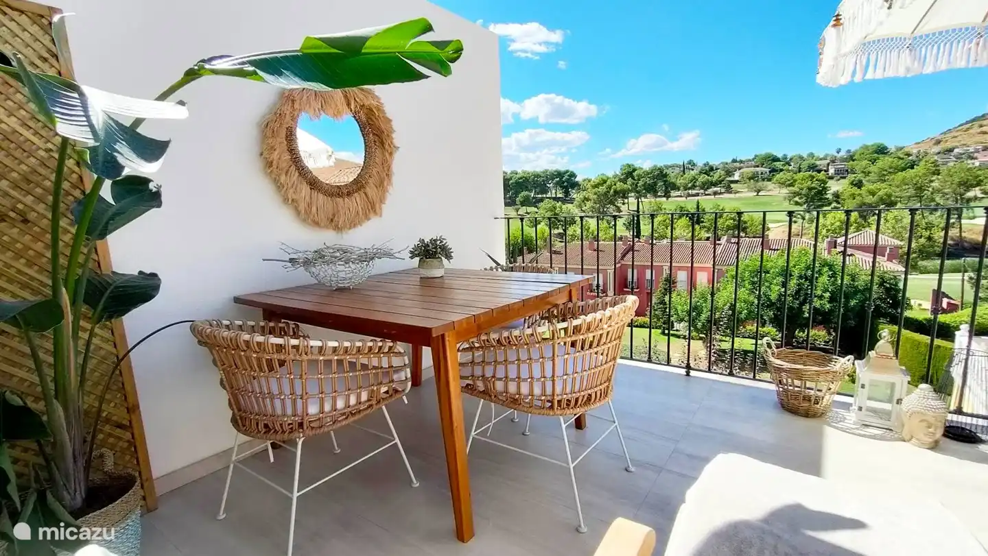 Uitschuifbare eettafel tot 160cm. 's Avonds lekker buiten eten.