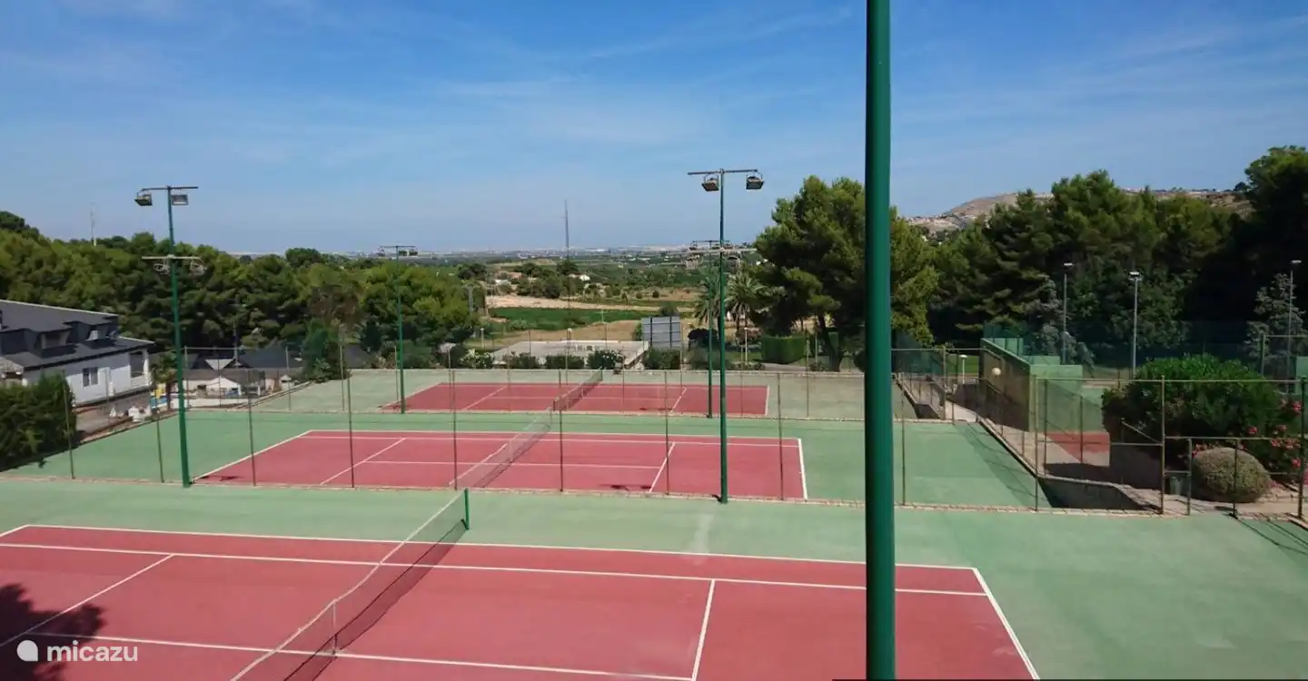 Tennisbanen, paddle, voetbal & fitness van El Bosque.