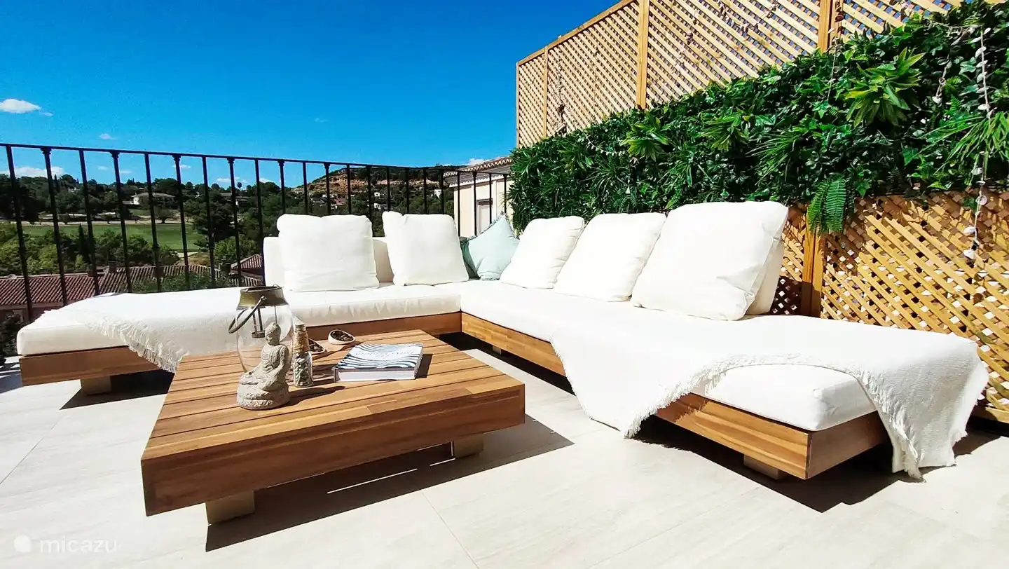 Ruim loungen op het heerlijke terras, met uitzicht op de golfbaan.