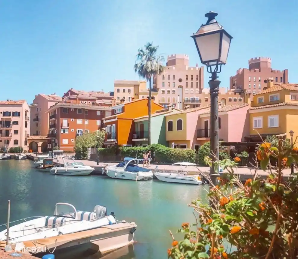 Port Saplaya op 40 minuten van huis. Ook wel klein Venetië genoemd door de locals. Zeker de moeite waard, met vele leuke restaurants en terrassen.