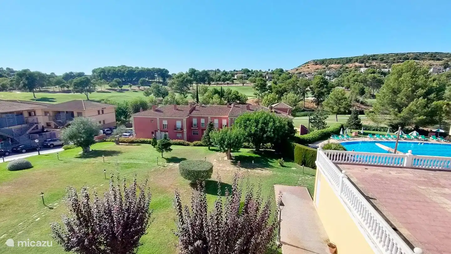 Uitzicht vanaf het terras op 1e etage, met ons gezamenlijk zwembad.