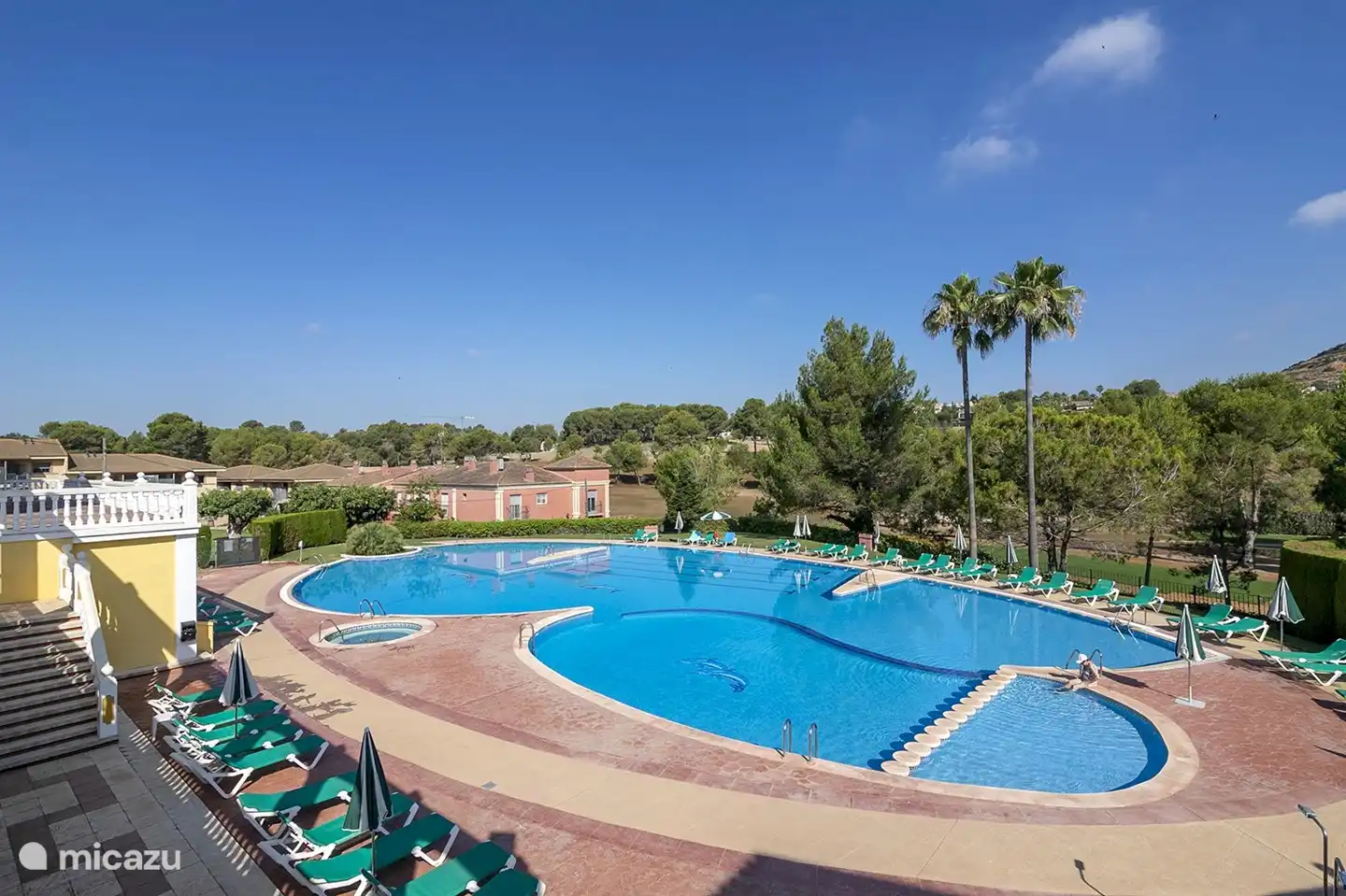 Toegang tot ons gezamenlijk zwembad. Het is er altijd rustig(!)