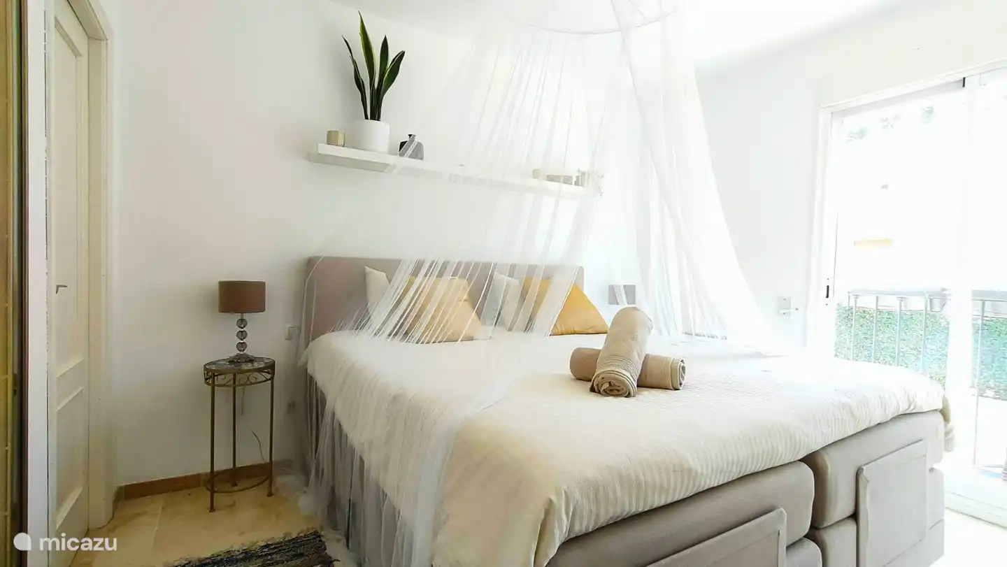 Master bedroom, voorzien van grote inbouw schuifkasten, plus en-suite badkamer, met douche en tweede toilet.