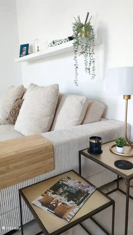 Grote loungebank in woonkamer.