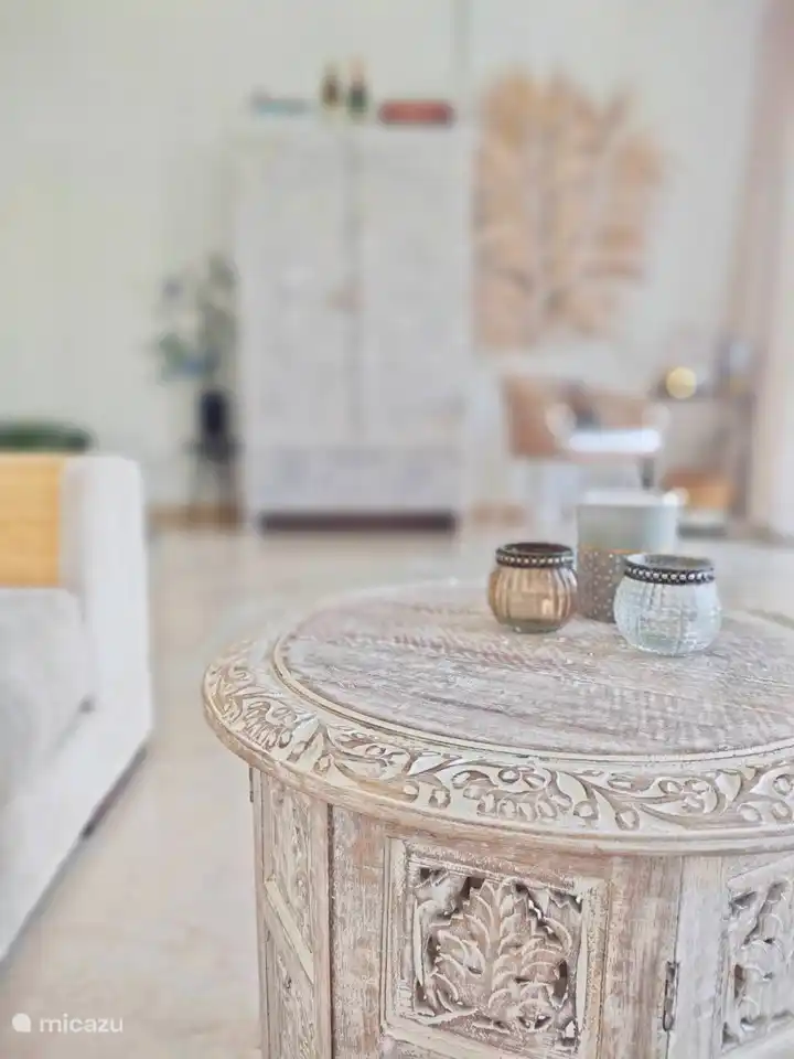 Woongedeelte met veel licht van de dubbele schuifpui naar het terras.